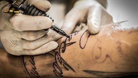 VIDEO Reglementări Noi: Interdicții la tatuaje și proceduri estetice pentru persoanele sub 18 ani, chiar dacă au acordul părinților